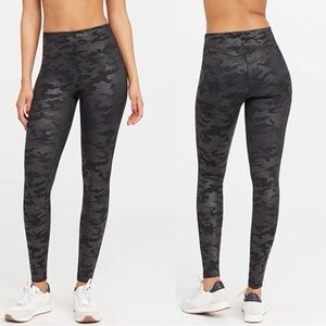 SPANX Look At Me Now High-Waisted Seamless Leggings black camouflag Size Small
